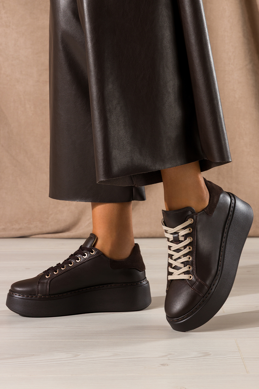 Czekoladowe sneakersy skórzane damskie buty sportowe na platformie sznurowane PRODUKT POLSKI Casu M8713H7