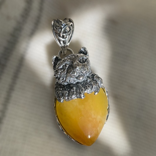 Wisiorek srebrny kot z bursztynem