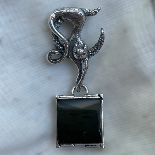 Wisiorek srebrny z kotem i z ciemnym bursztynem