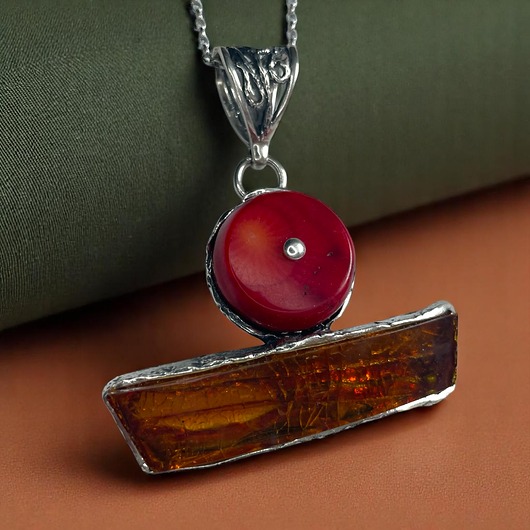 Wisiorek srebrny z bursztynem koniakowym i koralowcem