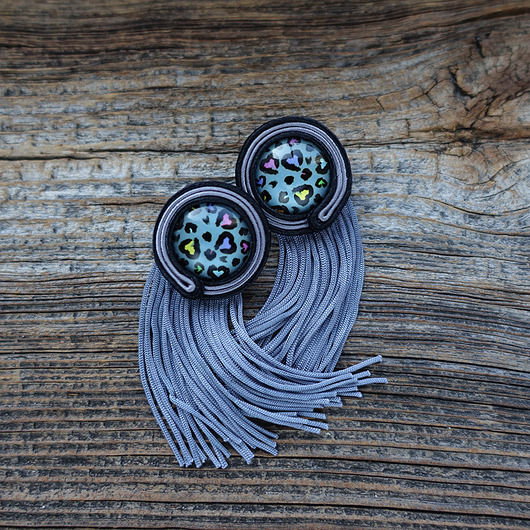 Szare kolczyki sutasz z motywem panterki