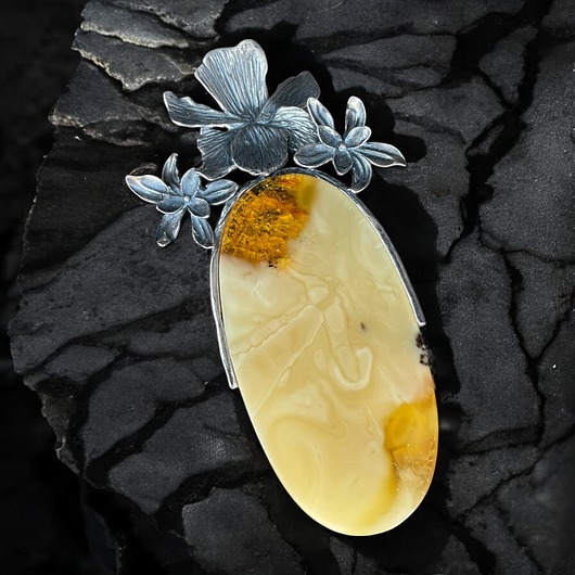 Wisiorek handmade srebrne kwiaty z bursztynem
