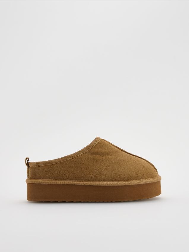 Reserved - Zamszowe chodaki na platformie - beżowy