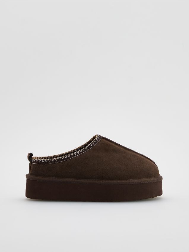 Reserved - Zamszowe chodaki na platformie - ciemnobrązowy