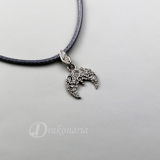 Lunula w kwiatach - mini wisiorek