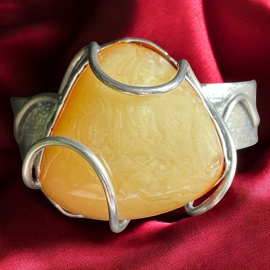 Duża sztywna bransoleta srebrna z bursztynem