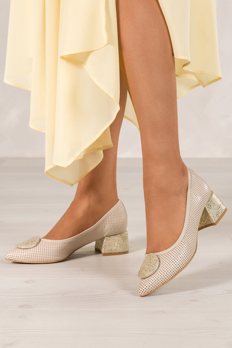 Beżowe czółenka skórzane damskie ażurowe na klocu z ozdobą PRODUKT POLSKI Casu 02207-535-2731-38