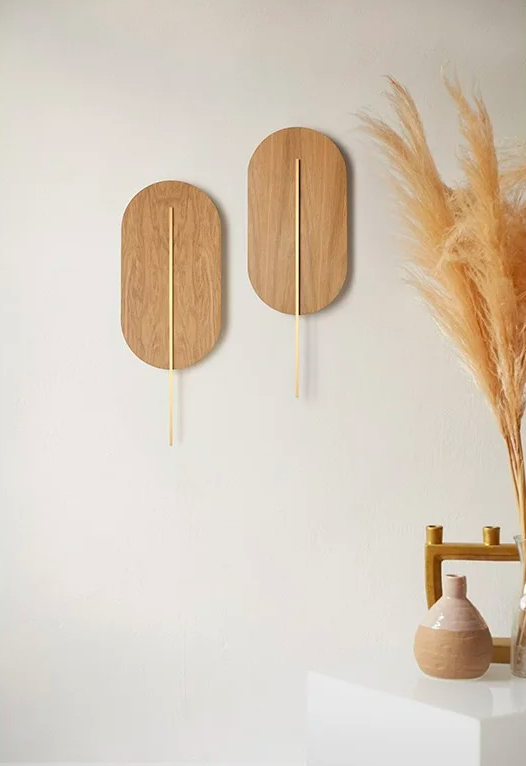 Kinkiet ścienny Rokke z drewna z eleganckim złotym akcentem