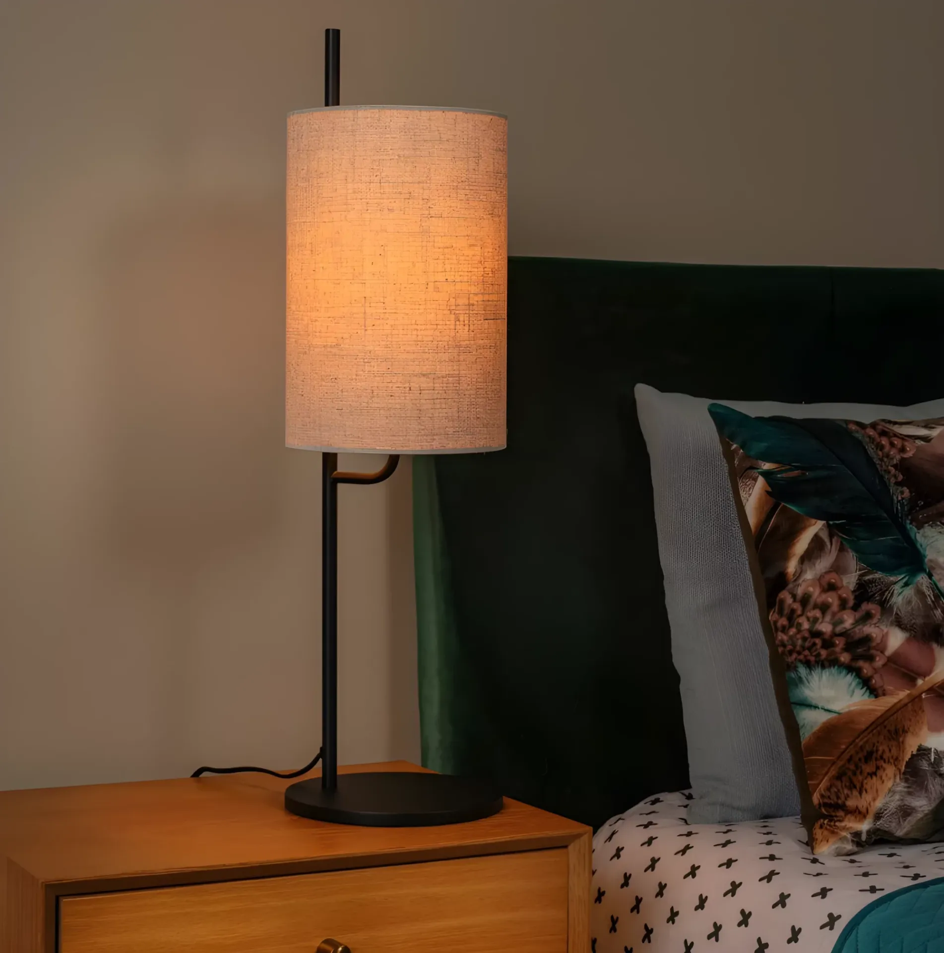 Beżowa lampa stołowa Magic z lnianym kloszem do sypialni