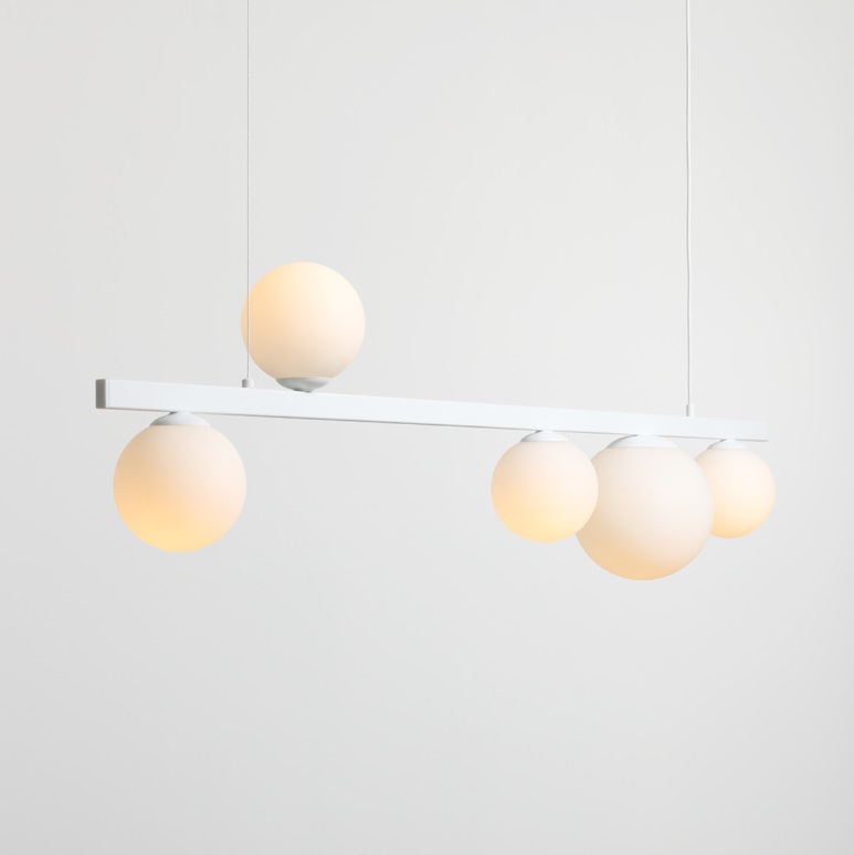 Lampa wisząca Garda 5 w białym kolorze ze szklanymi kloszami – idealna do jadalni