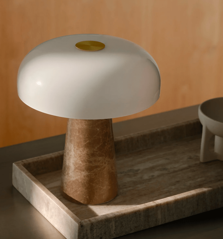 Beżowa lampka stołowa Glossy Mini z marmuru od DFTP