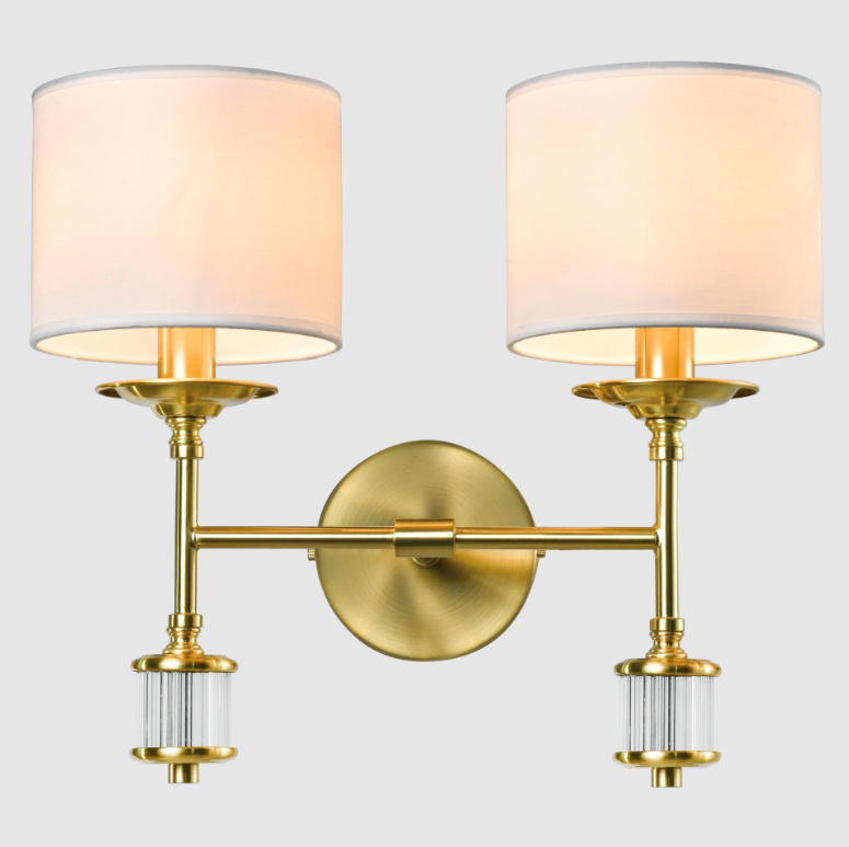 Podwójny kinkiet Sutton w złotym kolorze z białym abażurem do salonu