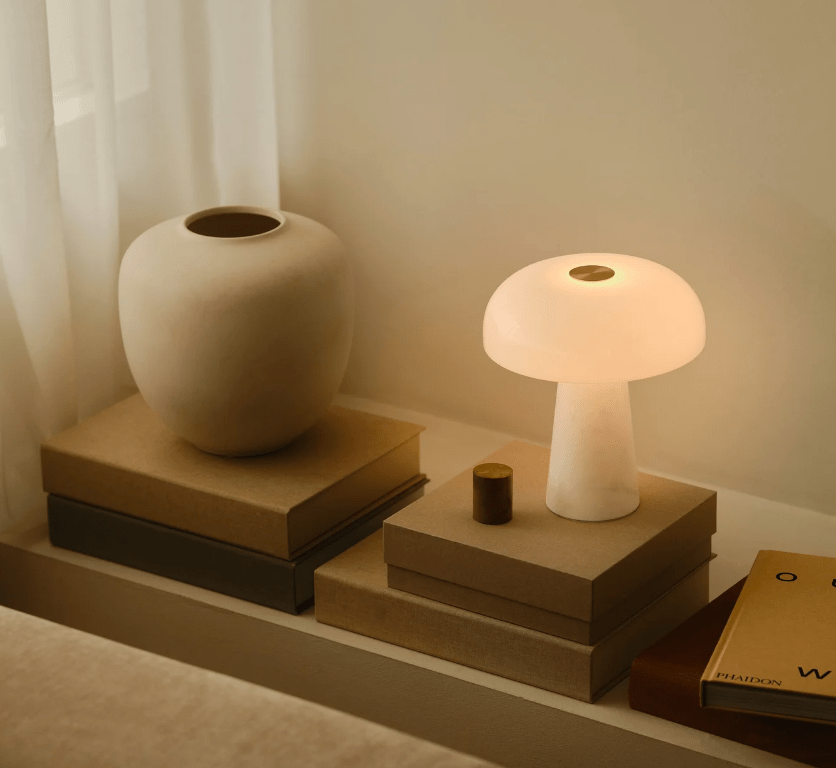 Biała stołowa lampka Glossy Mini od DFTP wykonana ze szkła i marmuru