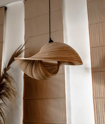 Lampa wisząca Bamboo Elle – inspirowana muszlą, wykonana z bambusa, w skandynawskim stylu