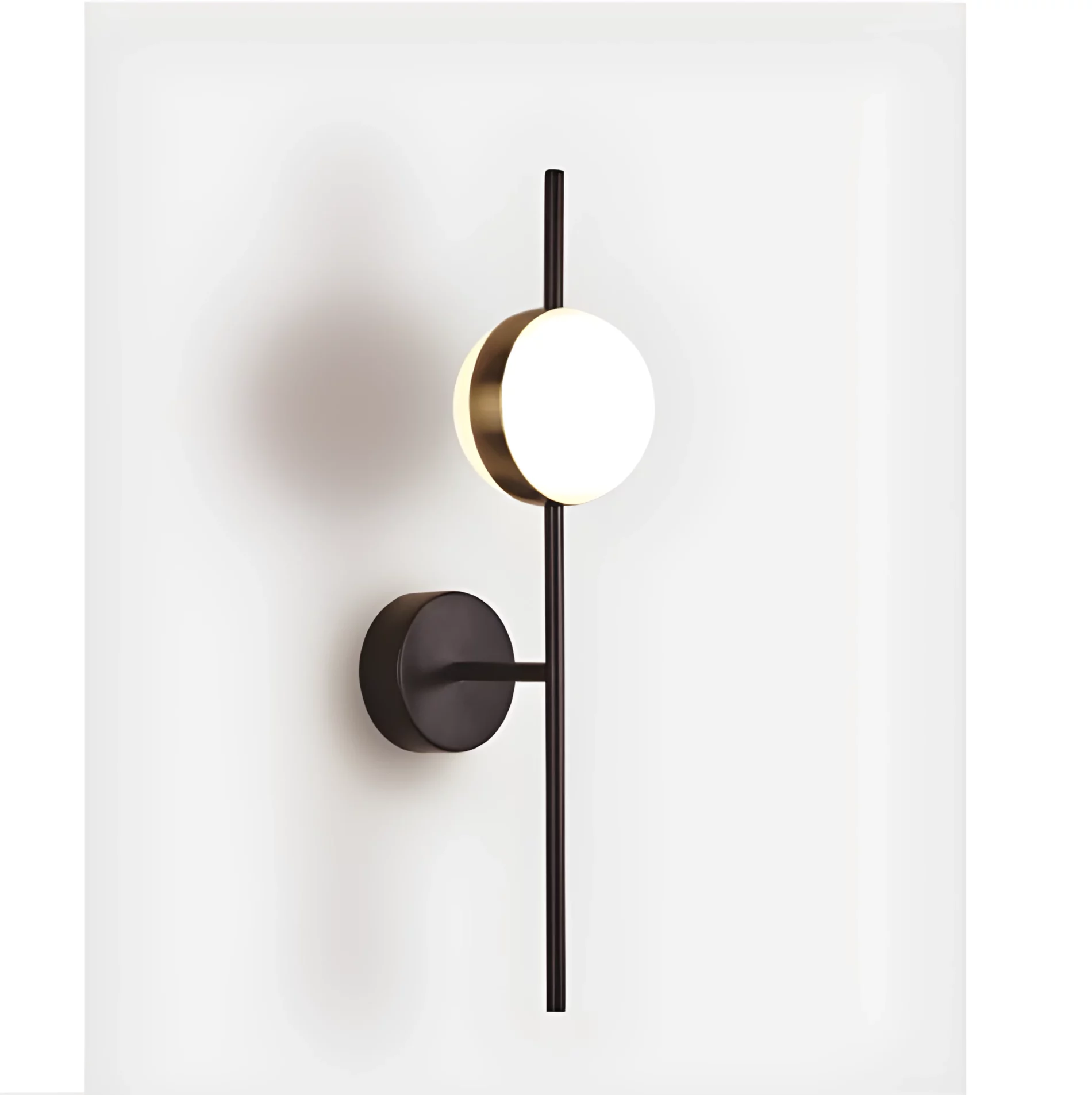 Elegancki kinkiet Cuba z mlecznym kloszem i złotymi detalami