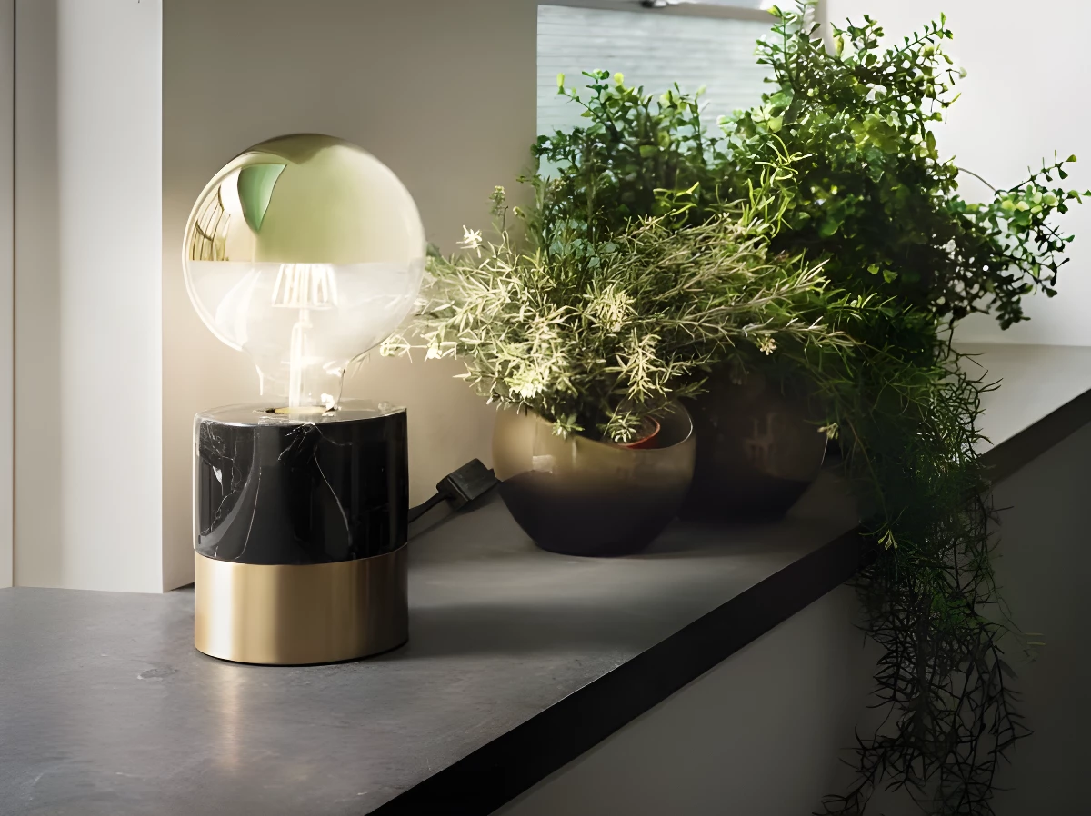 Elegancka lampa stołowa Vala - mała ozdobna lampka nocna