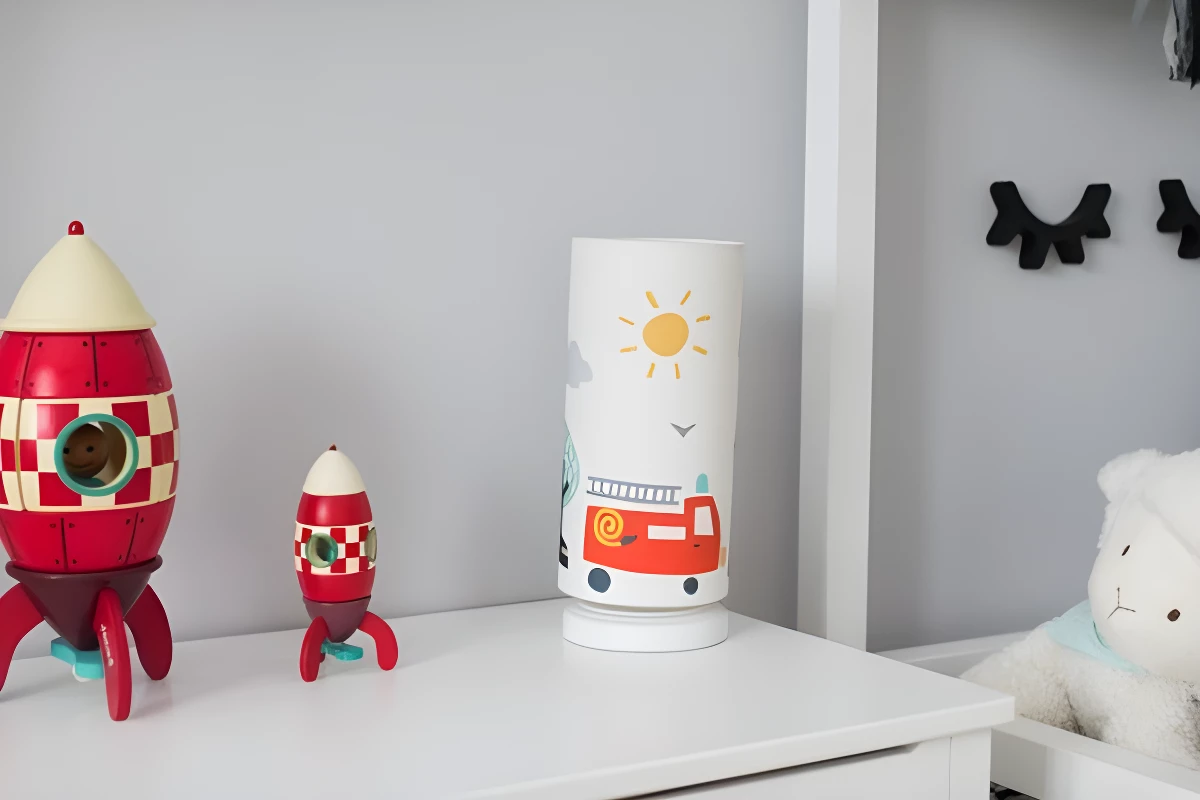 Lampka nocna w kolorowe samochodziki dla chłopca