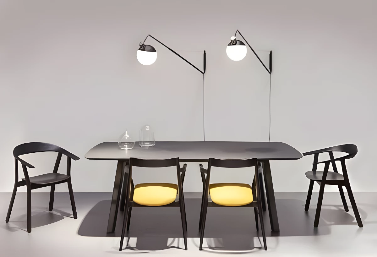 Lampa ścienna Baluna - Grupa Products - czarno-biała kula, długie ramię