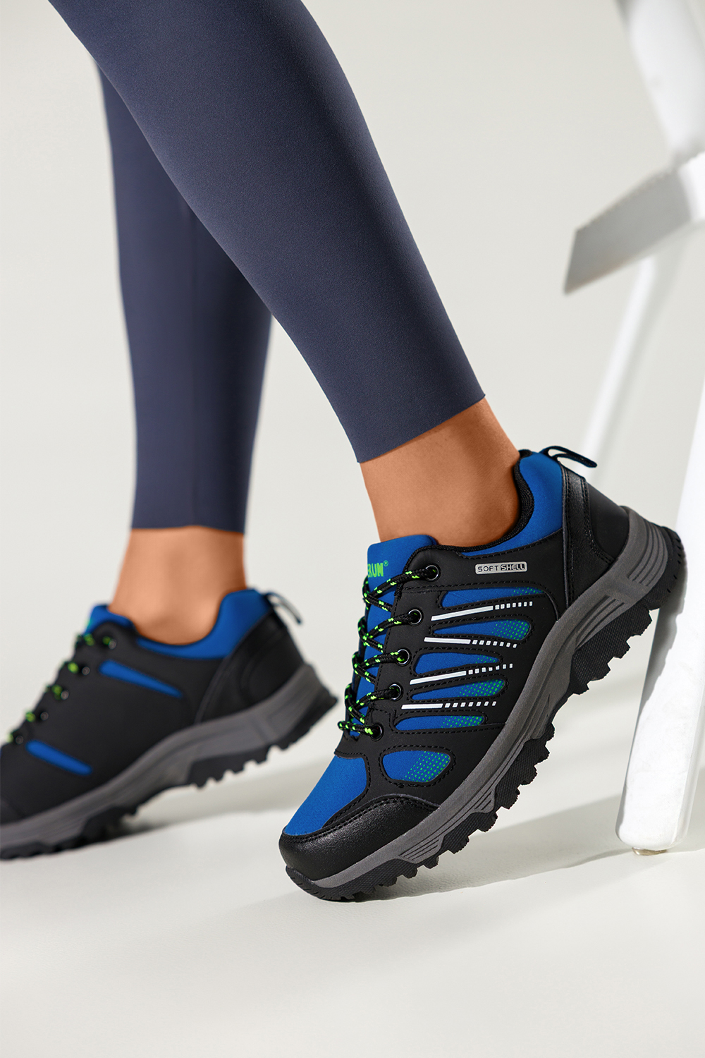 Niebieskie buty trekkingowe damskie buty sportowe softshell na bieżnikowanej podeszwie sznurowane czarne wstawki Carla 1540