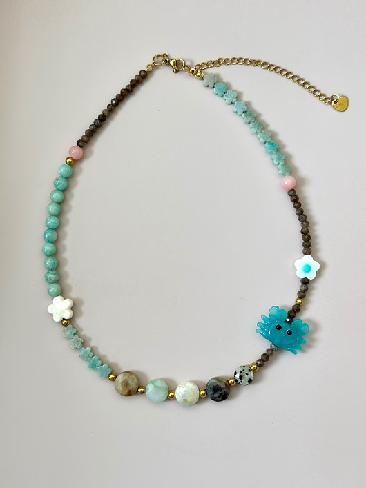 Naszyjnik kwiatowy z krabem z lazurowego wybrzeża