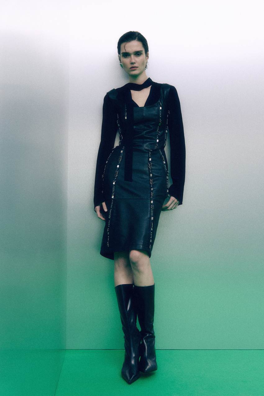 Skórzana spódnica midi z ćwiekami i piercingiem