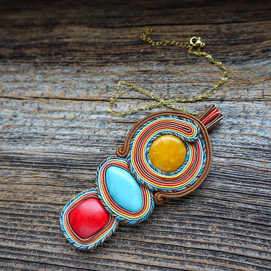 Wisior soutache z kamieniami.