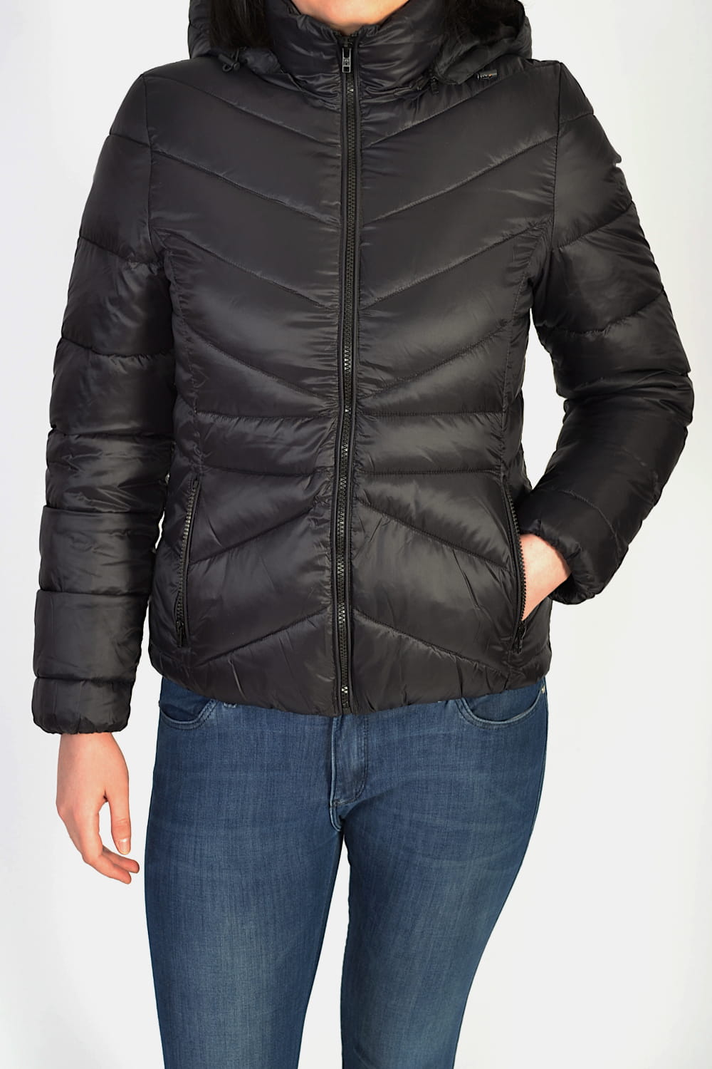 WRANGLER SHORT PUFFER BLACK KURTKA PIKOWANA Z KAPTUREM