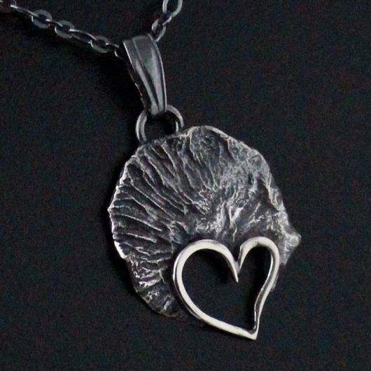 Letis - surowy srebrny wisiorek z sercem