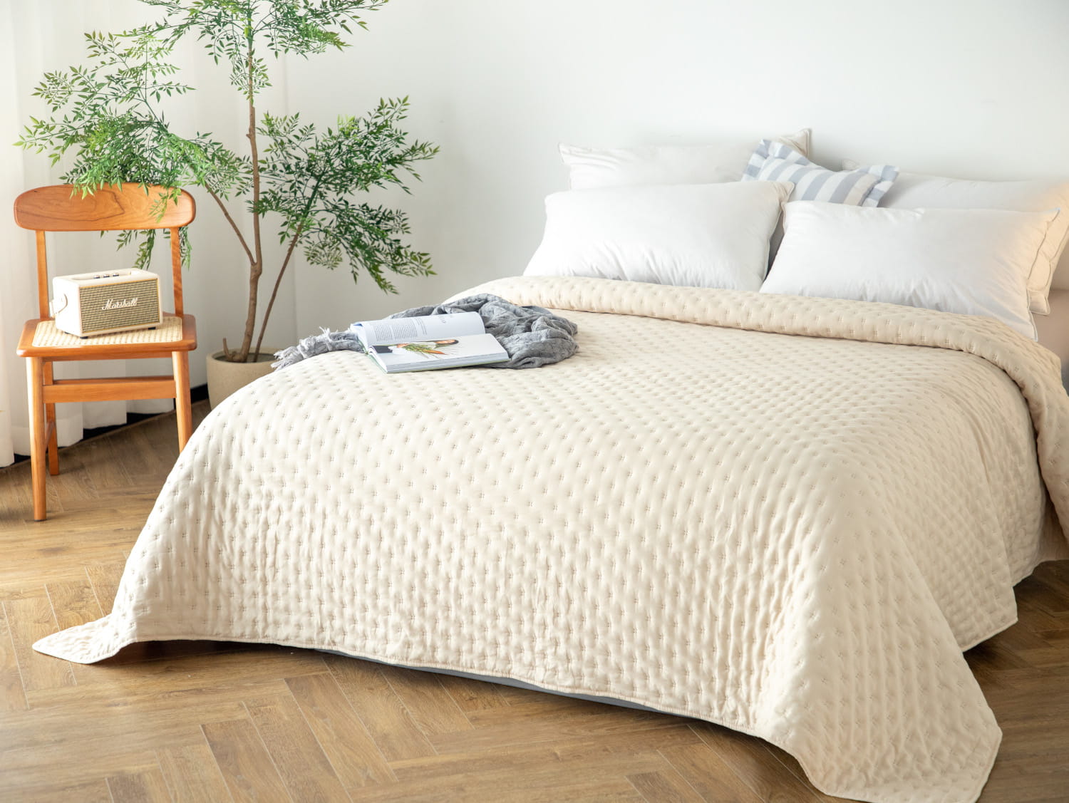 Jasno Beżowa Narzuta Na Łóżko Z Pikowaniem 220x240 TERRA