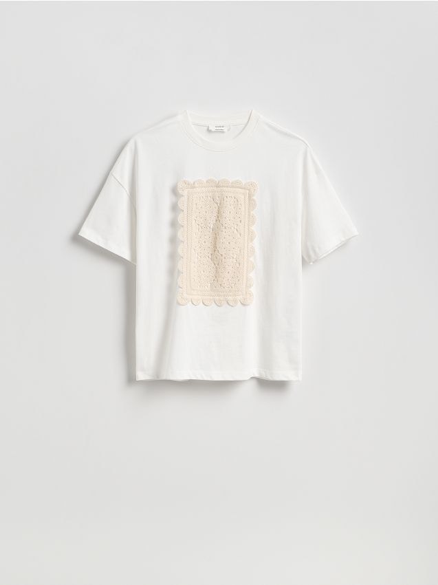 Reserved - T-shirt z haftowaną aplikacją - złamana biel