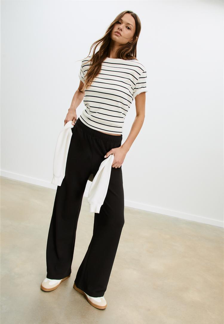 Stradivarius Spodnie jogger z szerokimi nogawkami Czarny S