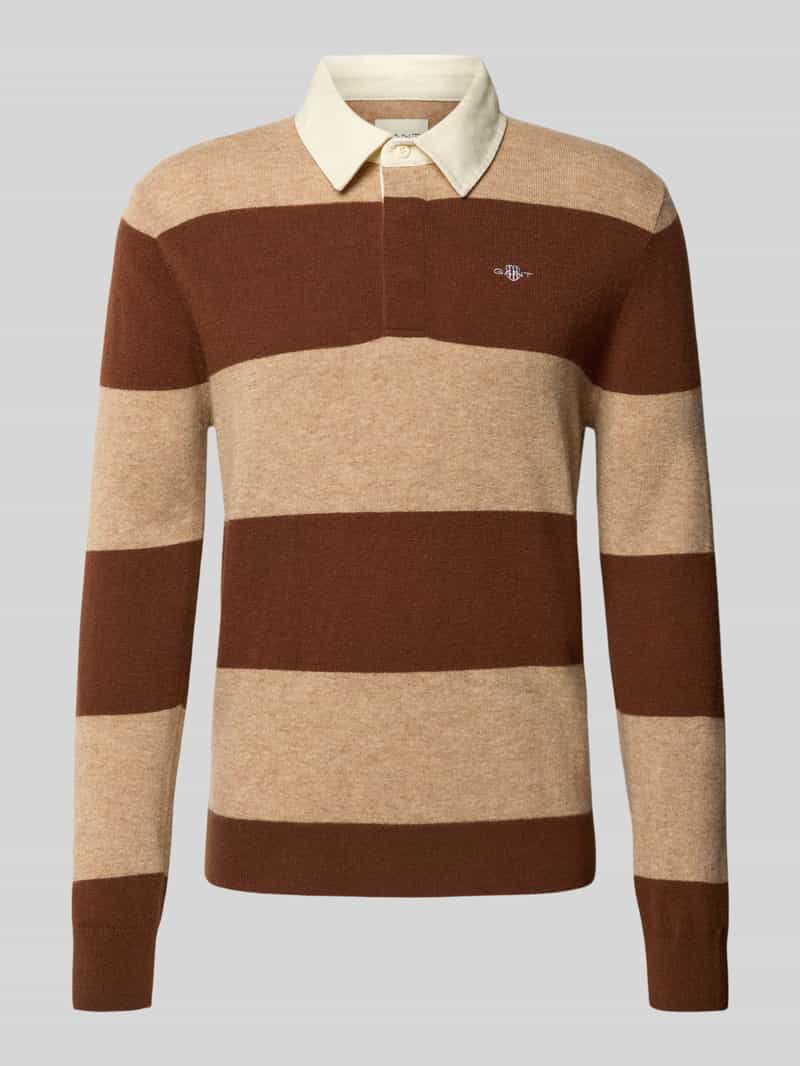 Sweter z dzianiny z wyhaftowanym logo
