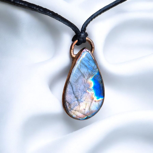 Wisiorek z labradorytem w miedzi