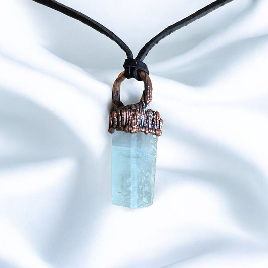 Wisiorek z akwamarynem w miedzi