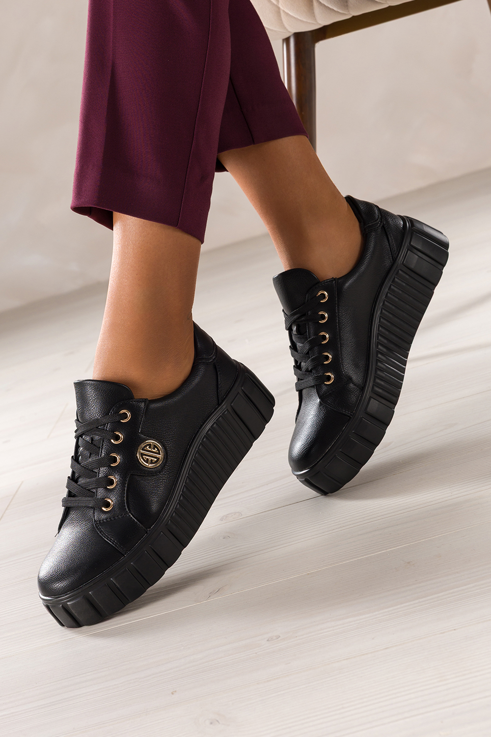 Czarne sneakersy damskie buty sportowe na żłobionej platformie sznurowane złota ozdoba skórzana wkładka Carla ON7034-8