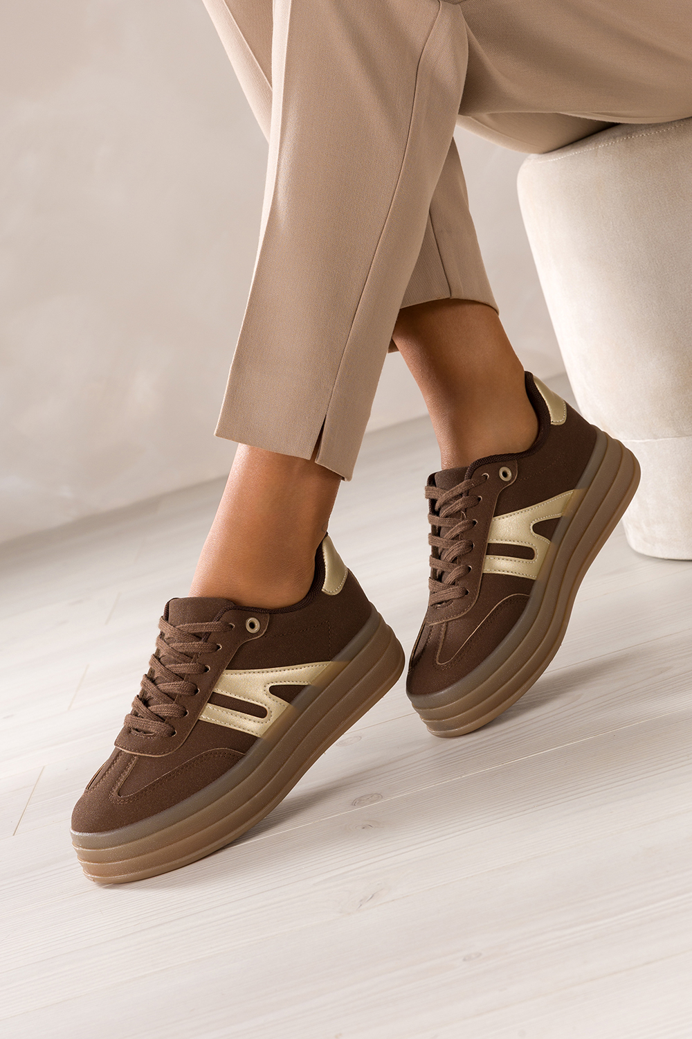 Brązowe sneakersy damskie buty sportowe na beżowej platformie złote wstawki sznurowane Carla Z-37