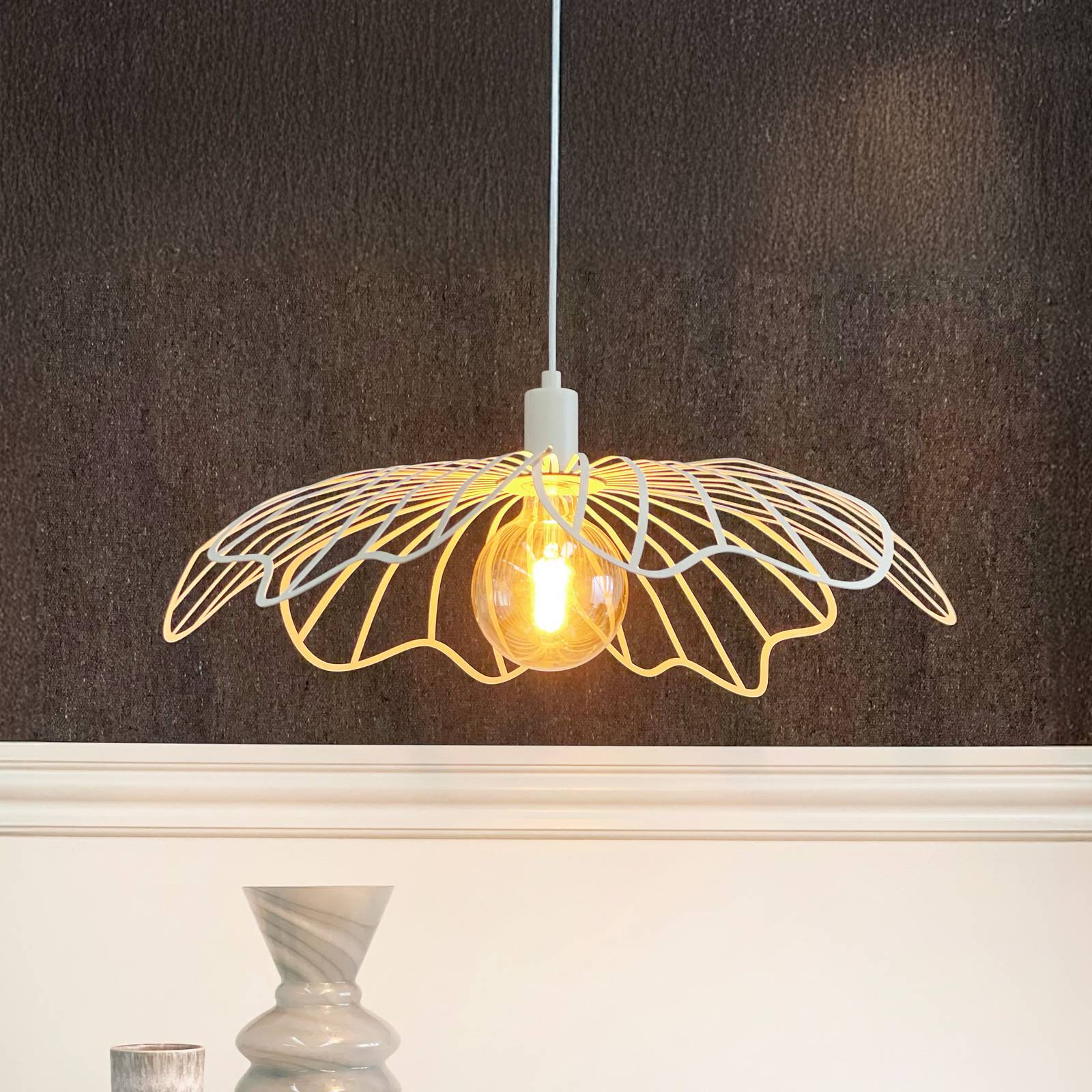 Dyberg Larsen Lampa wisząca designerska Blumen, możliwość ściemniania, biały / opal, salon / jadalnia, metal, design