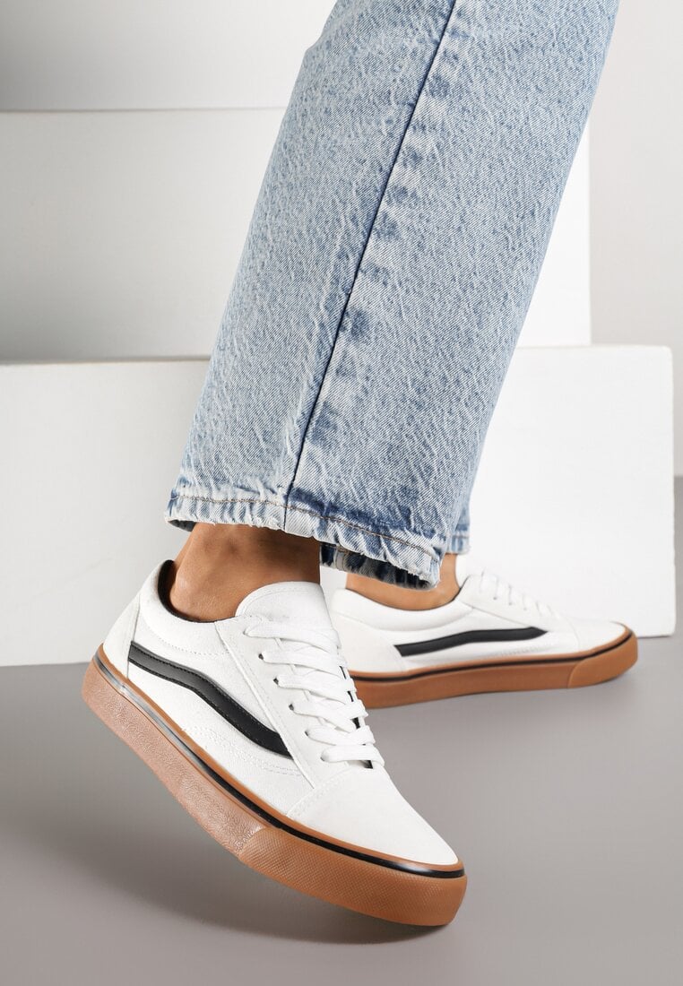 Biało-Beżowe Tenisówki z Ozdobną Naszywką i Przeszyciami Buildoria