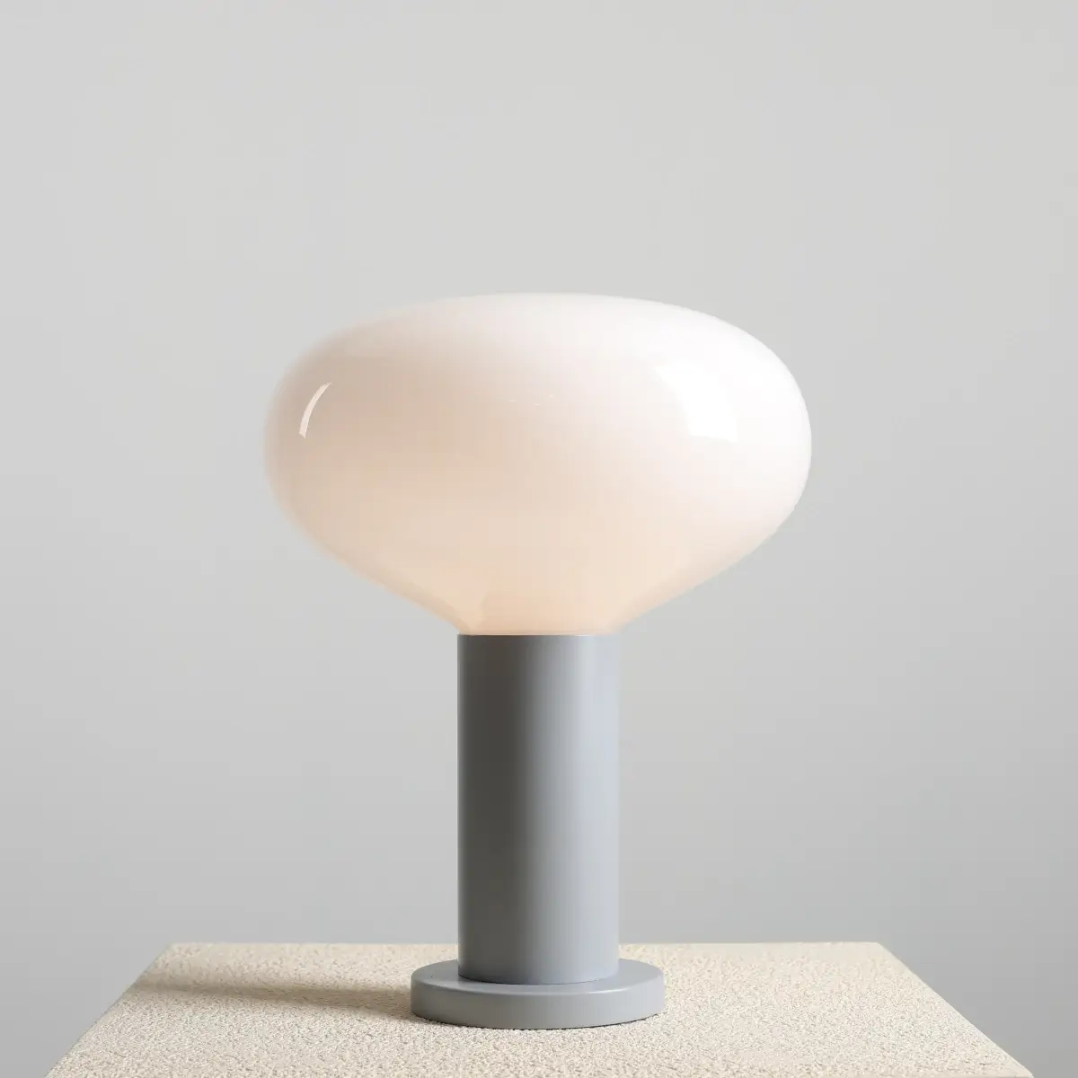 Minimalistyczna stołowa lampa Flo Table Grey M 7000B22_M szara