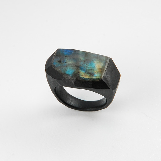 Pierścień z matowym labradorytem