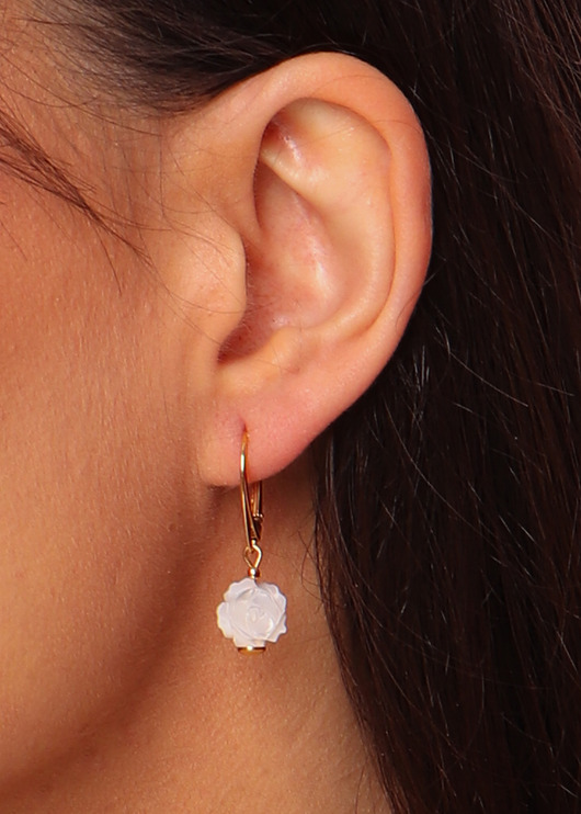 Kolczyki pozłacane z masą perłową róża