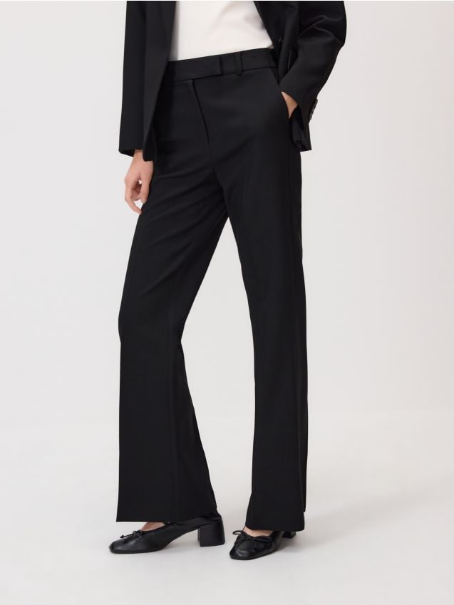 Reserved - Spodnie flare z kantem - czarny