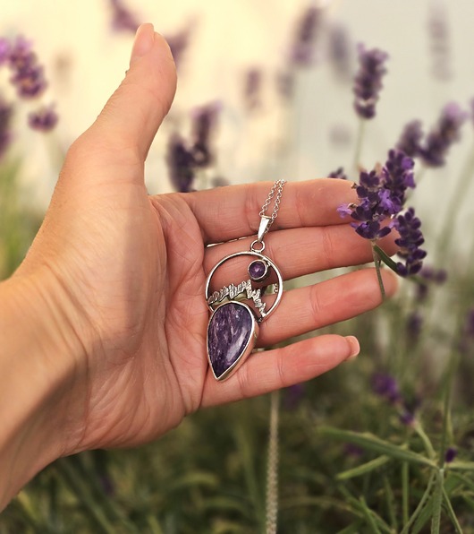 Srebrny wisior z górami czaroitem i ametystem