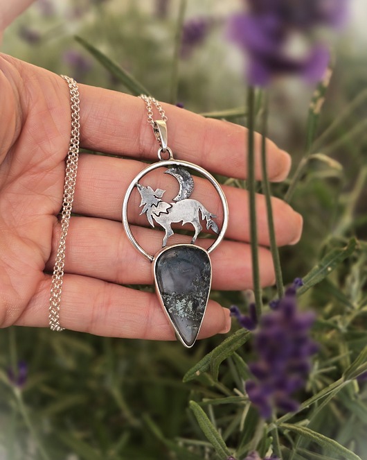 Srebrny wisior z wilkiem i agatem mszystym