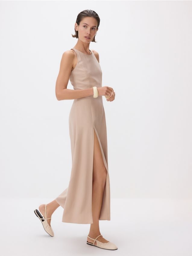 Reserved - Sukienka midi z wiskozy - beżowy