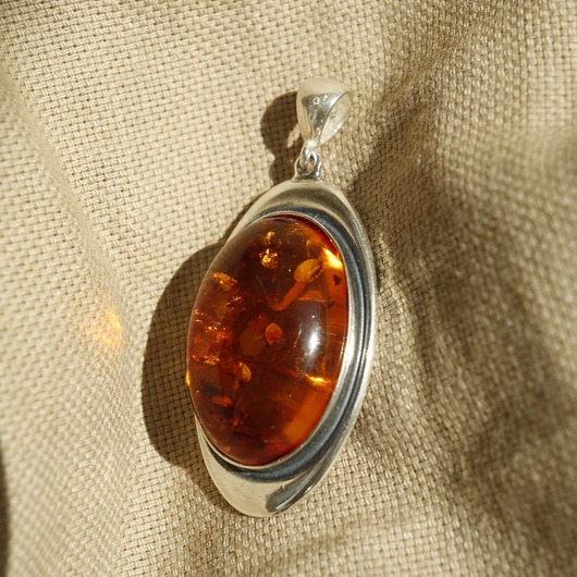 Wisiorek srebrny z bursztynem