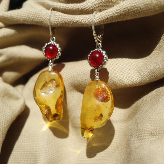 Kolczyki srebrne wiszące z bursztynami
