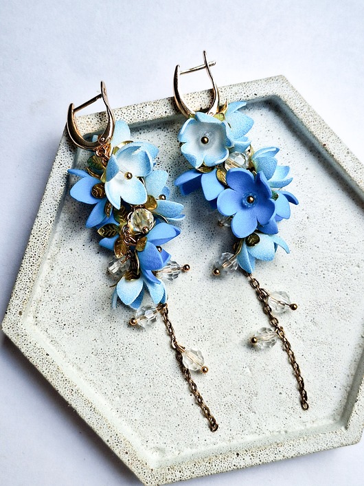 Długie kolczyki pozłacane niebieskie kwiaty