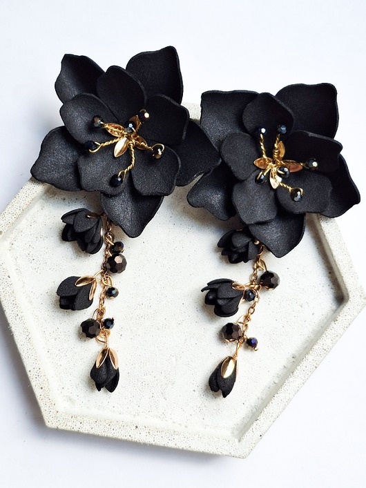 Długie kolczyki pozłacane czarne kwiaty