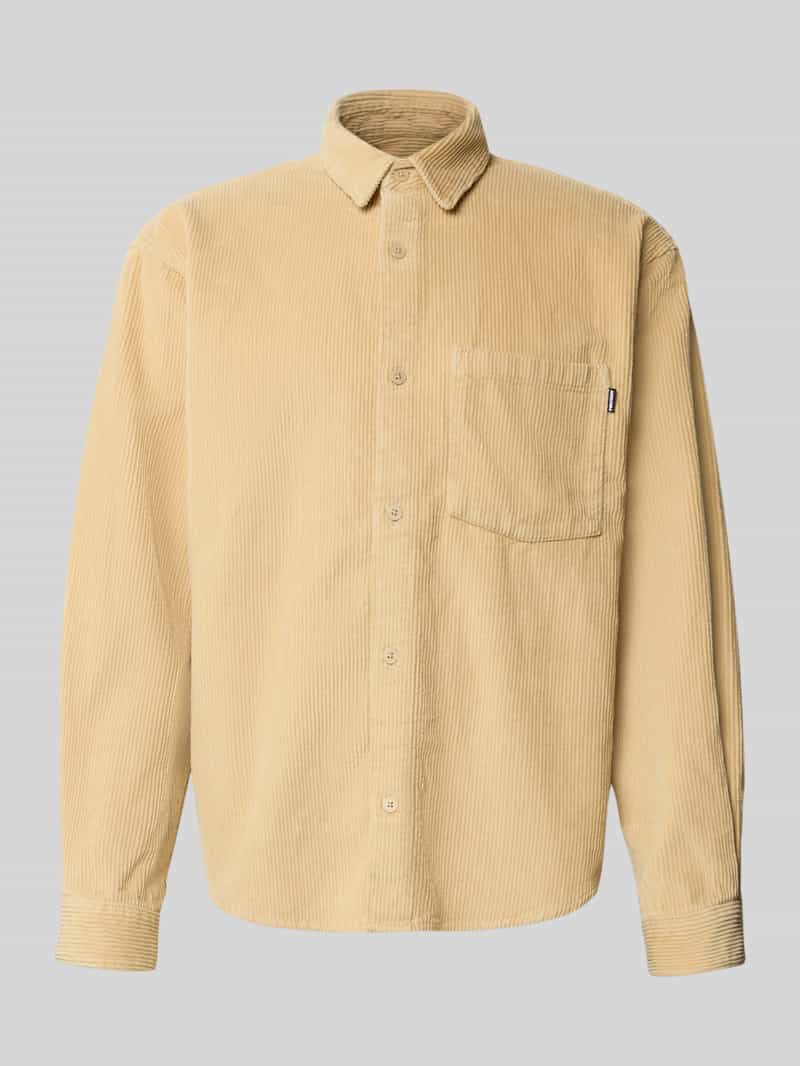 Koszula sztruksowa o kroju regular fit z detalem z logo